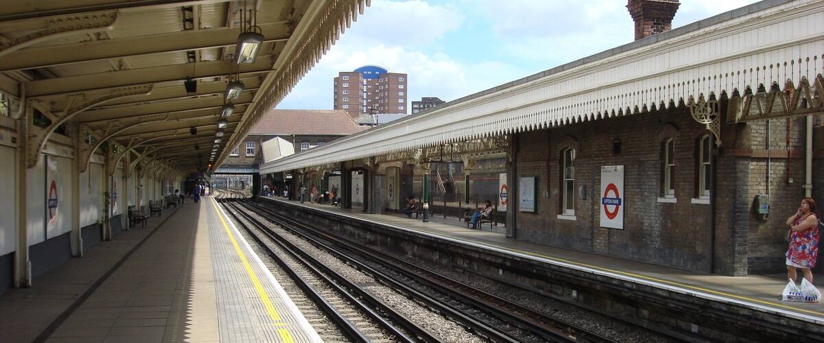 Upton Park tube station, eastbound platform