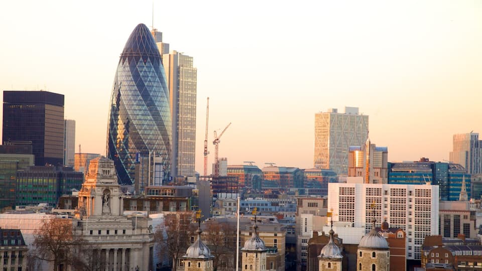 Londres caracterizando um arranha-céu, arquitetura moderna e uma cidade