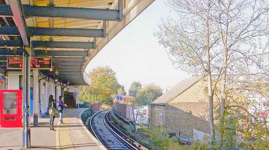 Raynes Park Station, Platform 1 2007. View westward, towards Motspur Park, Epsom etc., with Up local train for Waterloo arriving. The Up Epsom line, which comes from the south, burrows under the Down side and the main line to reach the Up platform.