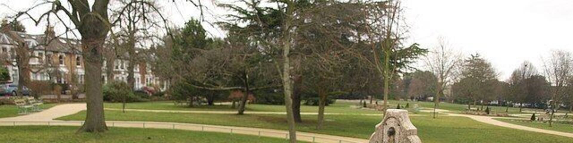 Drinking fountain, South Park Gardens According to a noticeboard nearby, the "drinking fountain and cattle trough" was presented to the council as part of the Ellen Reardon bequest in 1898, but http://www.merton.gov.uk/living/planning/designandconservation/conservation_areas/sth_pk_gdns_ca_part_1-2.pdf gives a date of 1888.