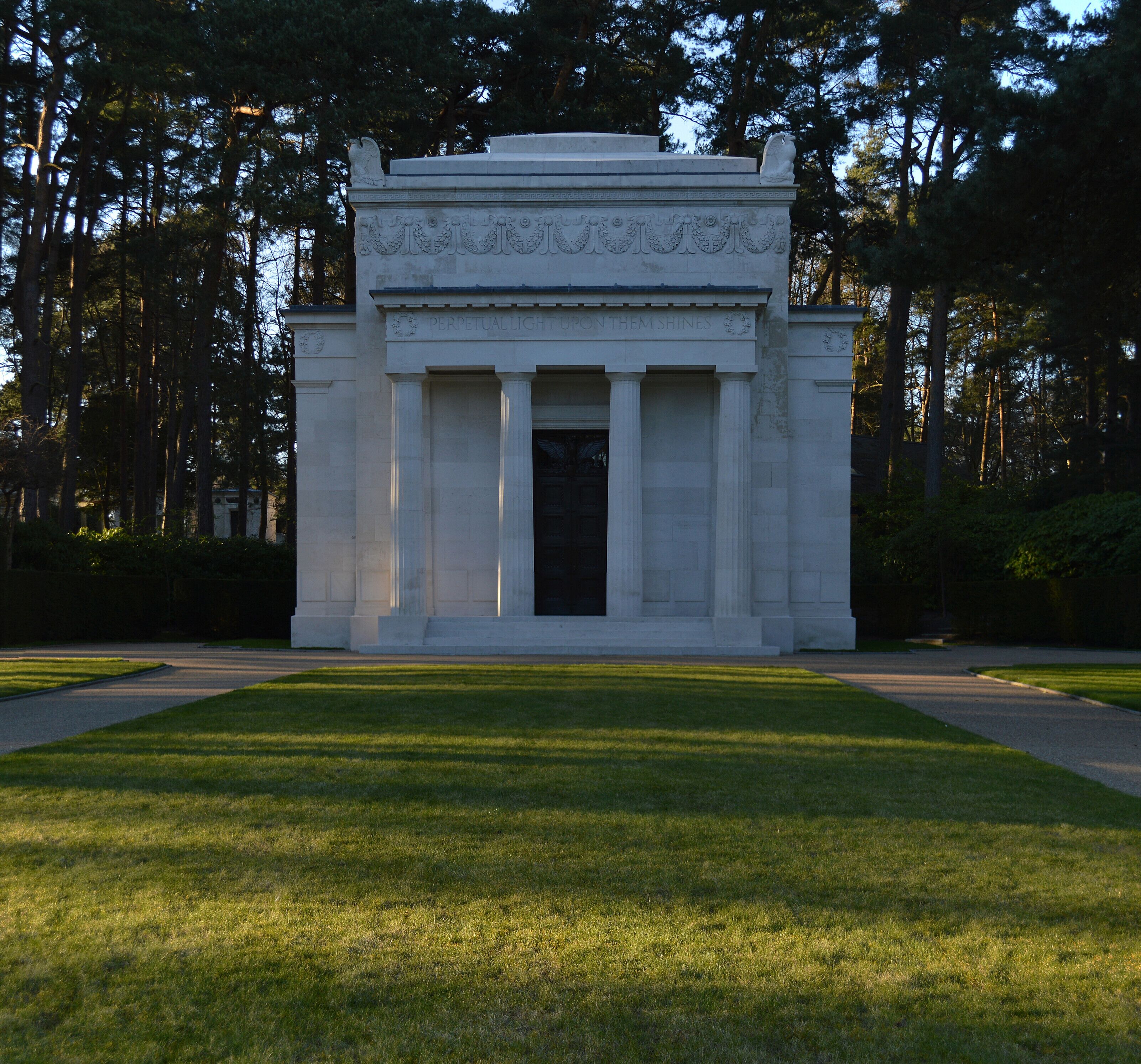 Un monumento neoclásico con columnas y una inscripción.