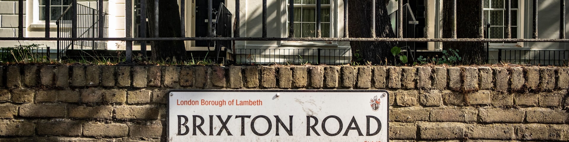Ein Straßenschild für die Brixton Road im Londoner Bezirk Lambeth.