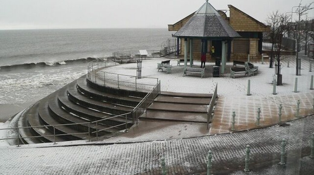Joppa & Snow. The East end of Portobello Beach under a slight cover of snow - not quite as much as in these: http://www.pbase.com/wangi/image/40099092 http://www.pbase.com/wangi/image/40099093 http://www.pbase.com/wangi/image/40068899 !