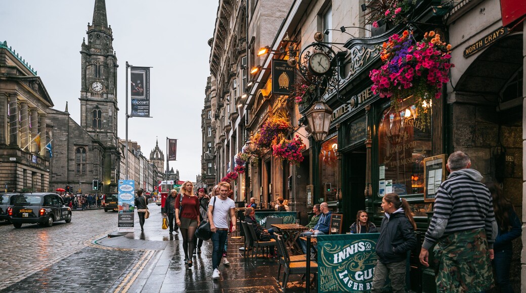 Old Town Edinburgh showing street scenes, outdoor eating and a city