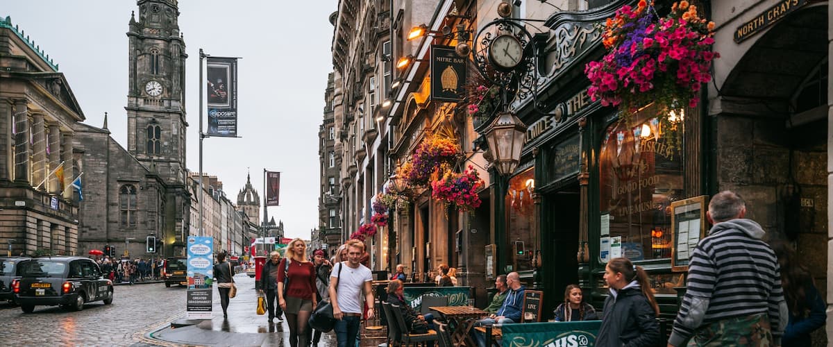 Old Town Edinburgh showing street scenes, outdoor eating and a city