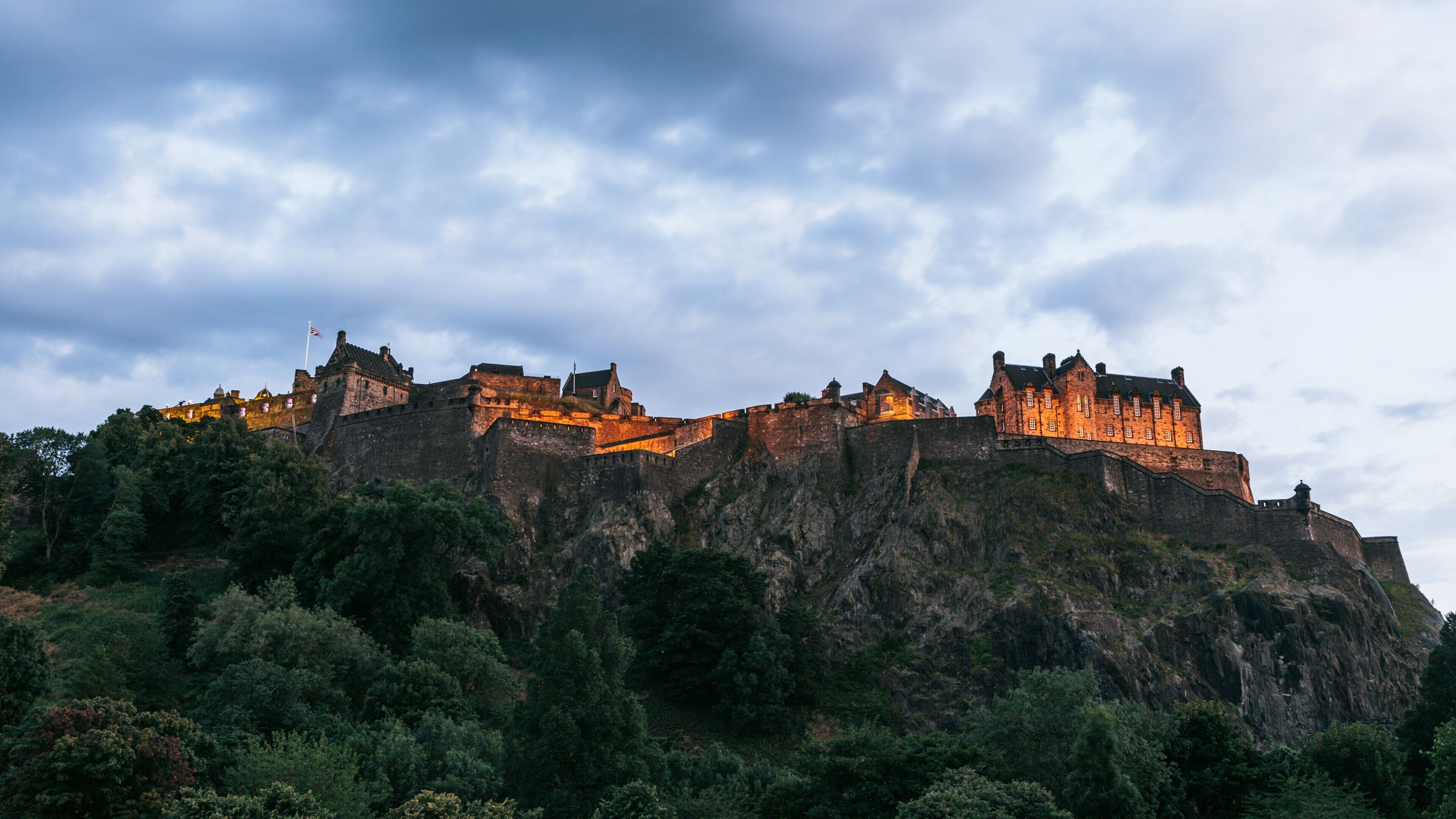 Castillo de Edimburgo que incluye una pequeña ciudad o pueblo