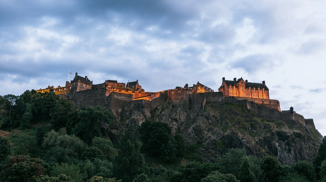 Castillo de Edimburgo que incluye una pequeña ciudad o pueblo