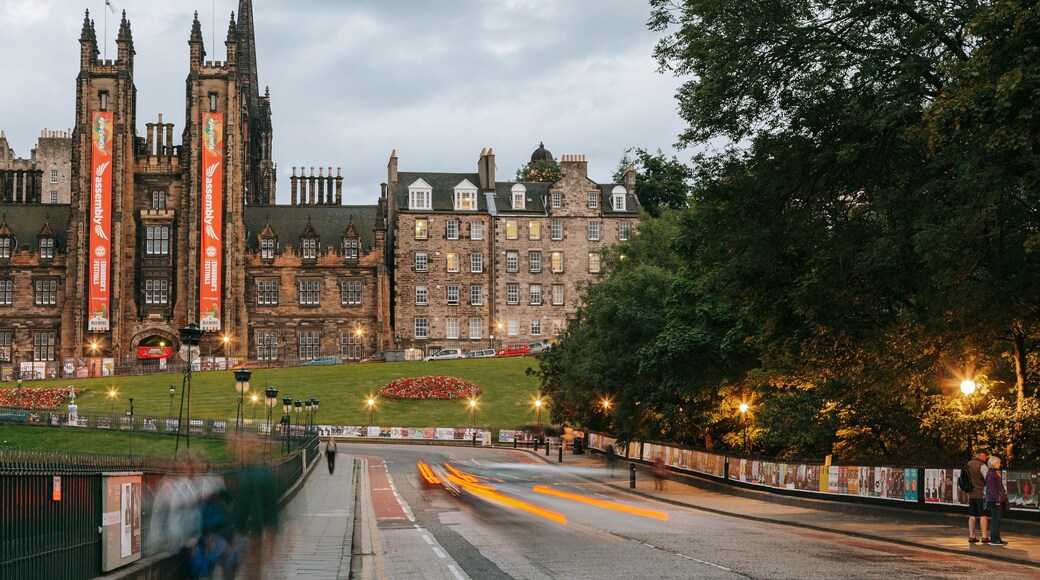 Old Town Edinburgh which includes heritage architecture