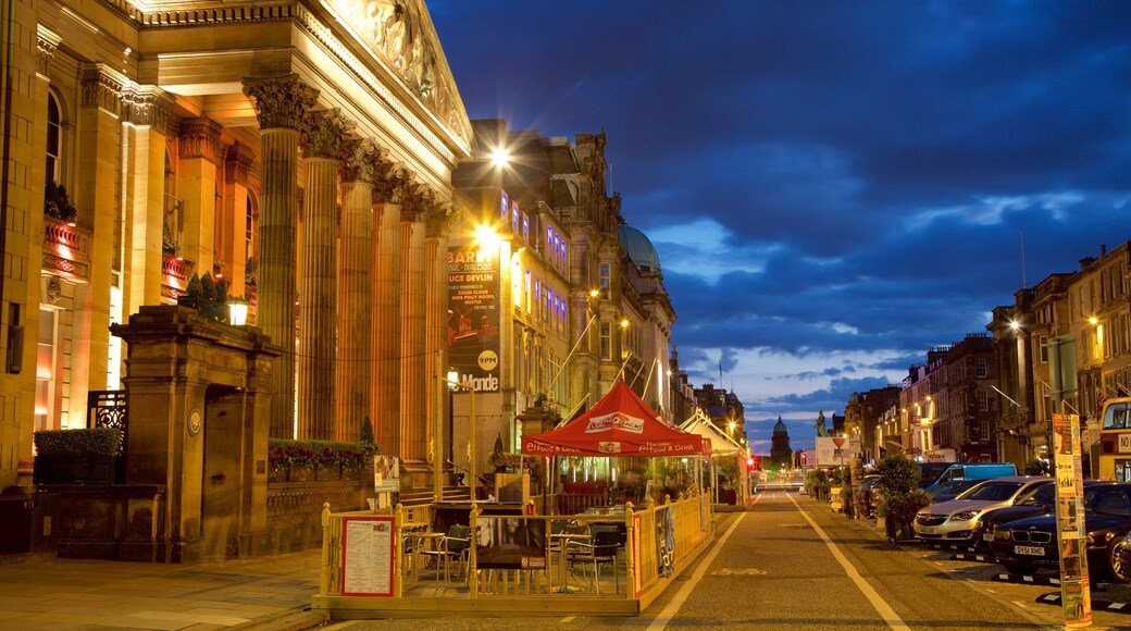 Edinburgh som visar historisk arkitektur och nattliv