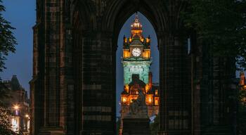 New Town showing heritage architecture and night scenes