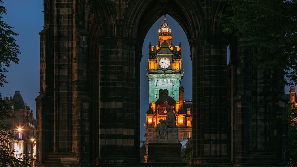 New Town showing heritage architecture and night scenes
