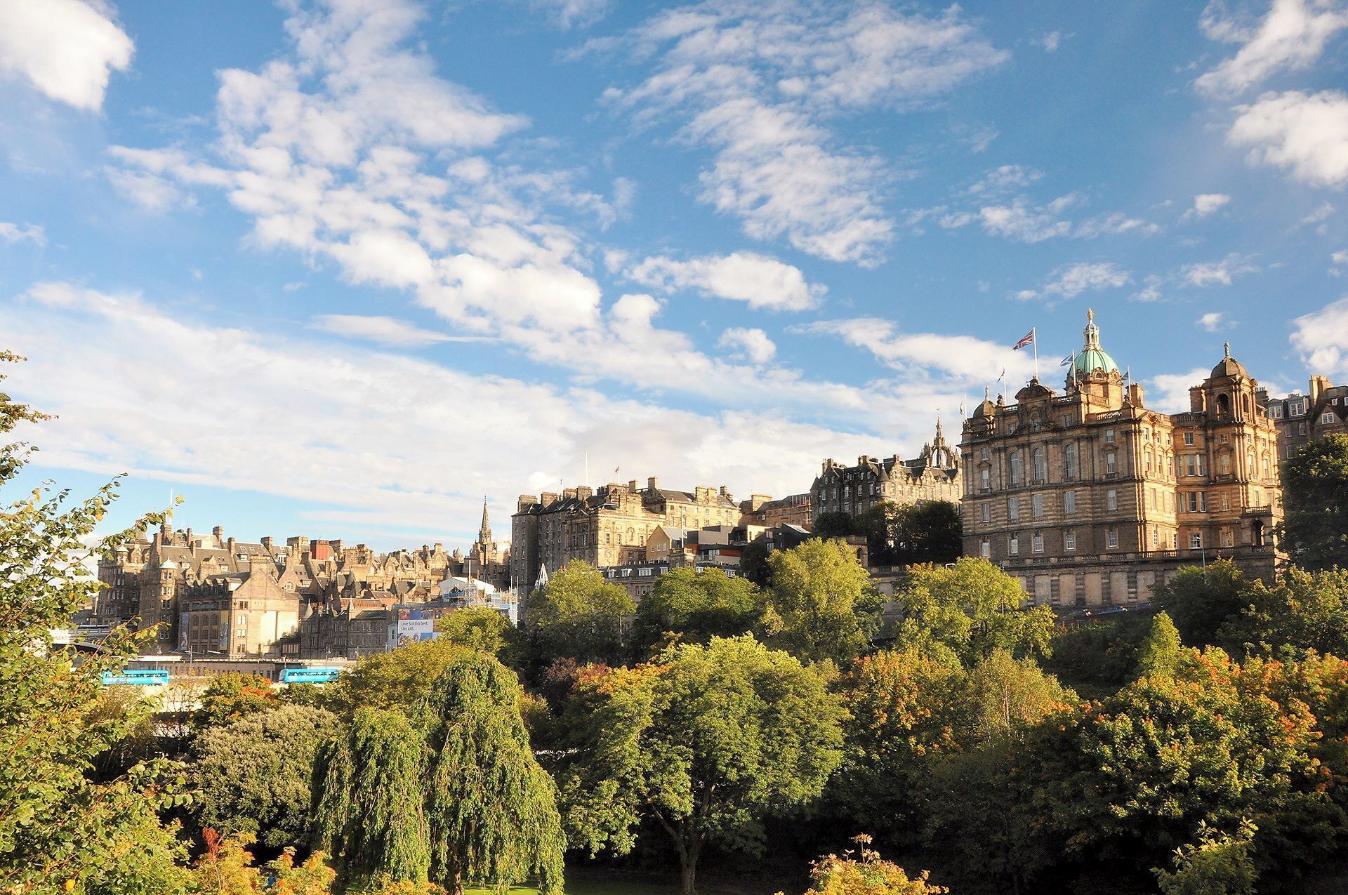 Edinburgh, Blick auf Old Town von Princess Street Gardens