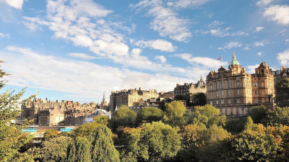 Edinburgh, Blick auf Old Town von Princess Street Gardens