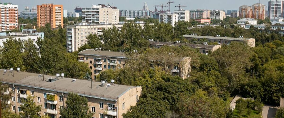 Moscow cityscape view 5 storey buildings; Shutterstock ID 676460332; PO: Hcom Destination Content neighborhoods; Client: Hotels.com; Other: Hcom brand budge