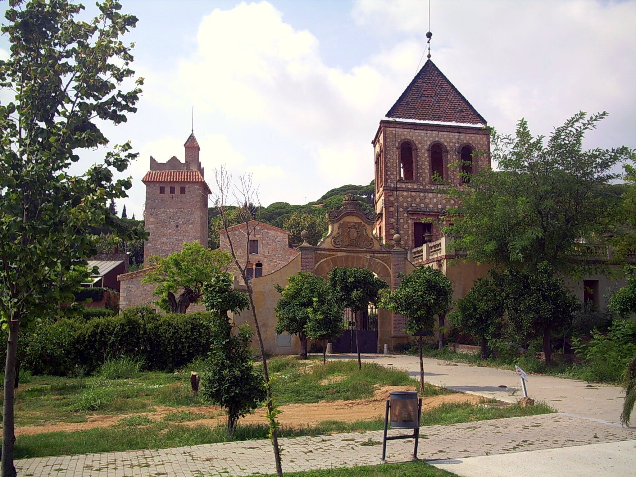 Can Werboom, l'antic mas Partellà. Va ser adquirit l'any 1737, durant la Guerra de Successió, pel marquès de Werboom, enginyer general de ca:Felip V, que li encarregat de la construcció de la Ciutadella de Barcelona. L'any 1882, va ser adquirida per Joan Grasses, que va afegfir el magnífic barri barroc d'accés al mas, que encara conserva les inicials al barri de ferro. Gòtic del segle XIII, a ca:Premià de Dalt.