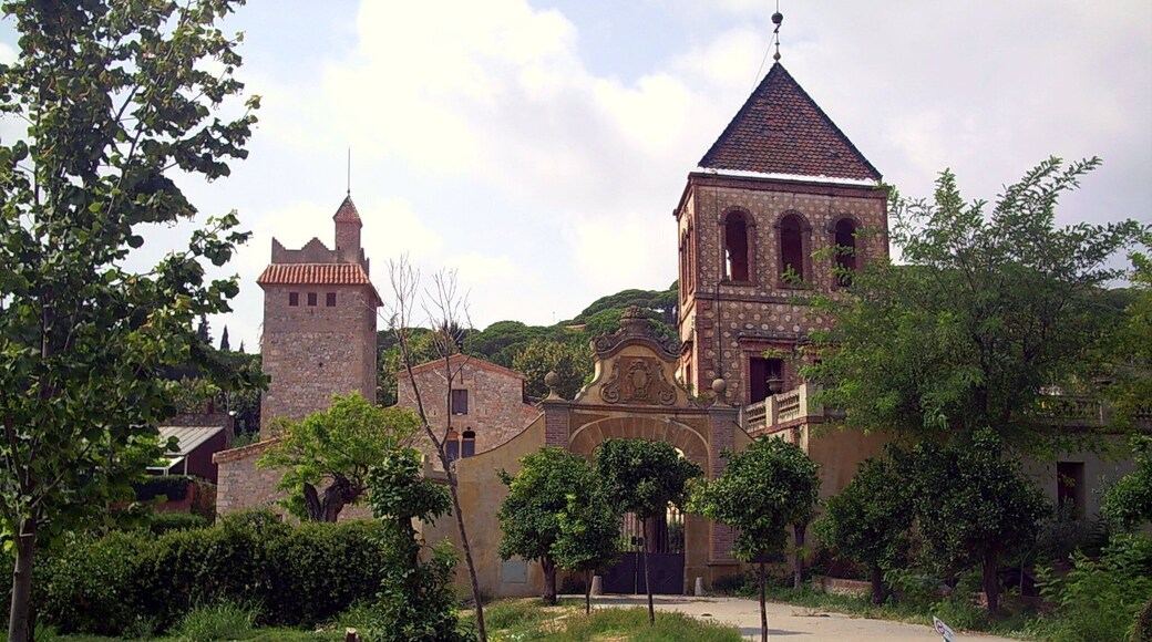 Can Werboom, l'antic mas Partellà. Va ser adquirit l'any 1737, durant la Guerra de Successió, pel marquès de Werboom, enginyer general de ca:Felip V, que li encarregat de la construcció de la Ciutadella de Barcelona. L'any 1882, va ser adquirida per Joan Grasses, que va afegfir el magnífic barri barroc d'accés al mas, que encara conserva les inicials al barri de ferro. Gòtic del segle XIII, a ca:Premià de Dalt.