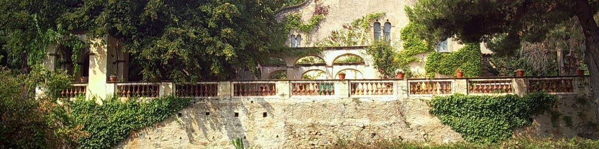 Casa pairal de la família Botey, una de les masies més antigues de Premià de Dalt. Adquirida el segle XVIII per Pere Moles. D'estil gòtic, dels segles XIII o XIV, a ca:Premià de Dalt.