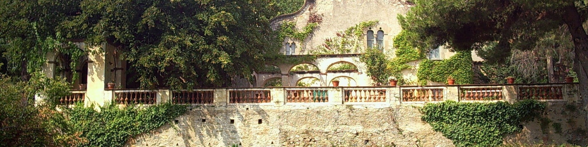 Casa pairal de la família Botey, una de les masies més antigues de Premià de Dalt. Adquirida el segle XVIII per Pere Moles. D'estil gòtic, dels segles XIII o XIV, a ca:Premià de Dalt.