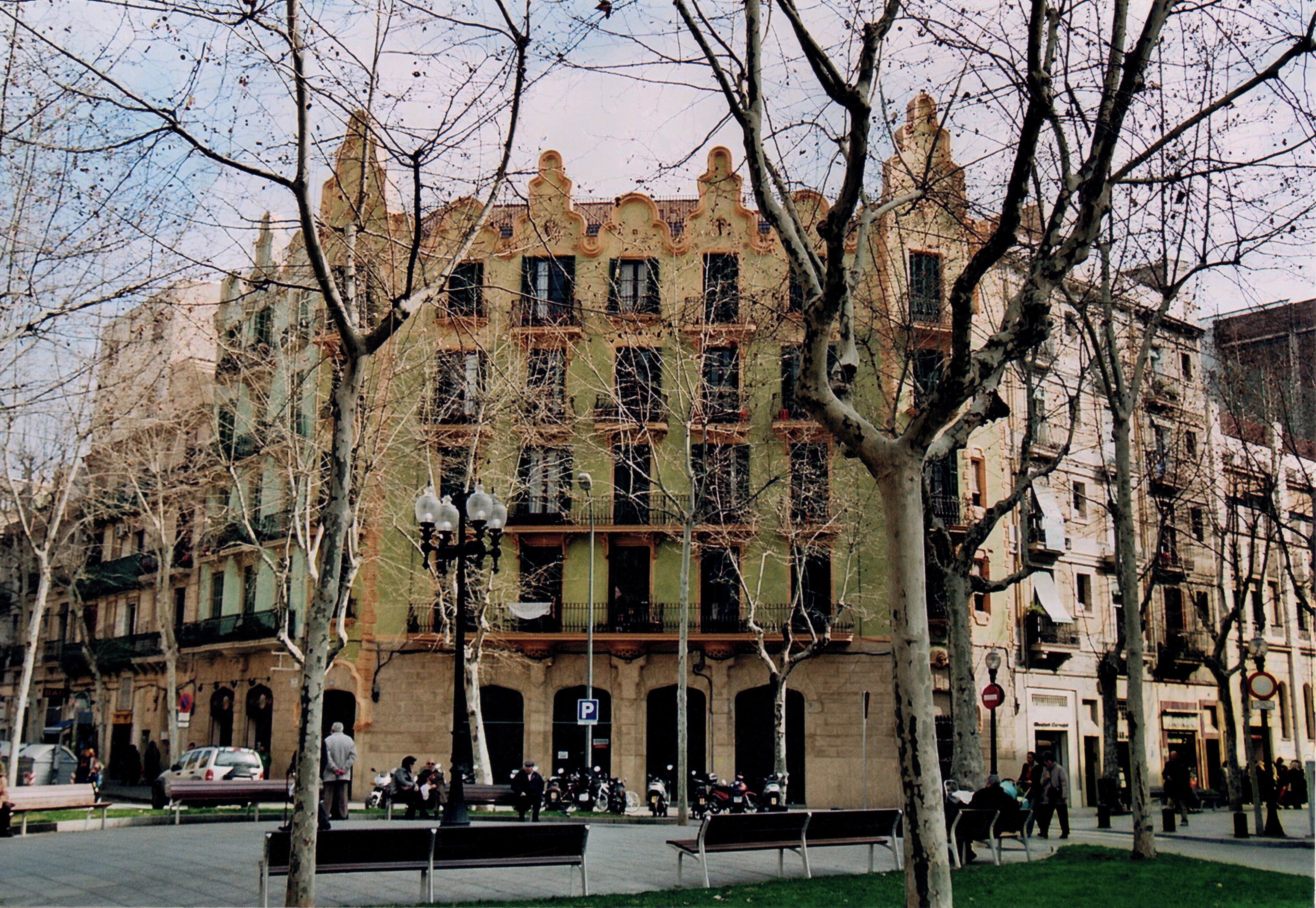 1912-Passeig del Triomf 80 (avui Rambla del Poblenou 100). Cortinas (Bernard), fàbrica d'adobar pells. Ravella (Enric), serraller. 1924-Passeig del Triomf 80. Ravella (Enric), serralleria artística i soldadura autògena. 1929-Passeig del Triomf 80. Campamà (Cesca), llevadora. Morató (Rossenda), pentinadora. Ravella (Enric), serralleria artística i soldadura autògena. 1935-Passeig del Triomf 80. Campamà de Rabella (Cesca), llevadora. Morató (Rossenda), pentinadora. Ravella (Francesc), serralleria. 1942-Passeig del Triomf 80. Badal (Marià), fotografia. 1949-Passeig del Triomf 80. Badia (Dolors), vins. Serra (Joan), queviures. i bacallaner. Torrabadella (Dolors), carnisseria. 1952-Passeig del Triomf 80. Badia (Dolors), vins. Torrabadella (Dolors), carnisseria. 1961-Passeig del Triomf 80. Torrabadella (Dolors), carnisseria. 2010-Rambla del Poblenou 100. Solveig, estilistes. Bar Restaurant NORA.