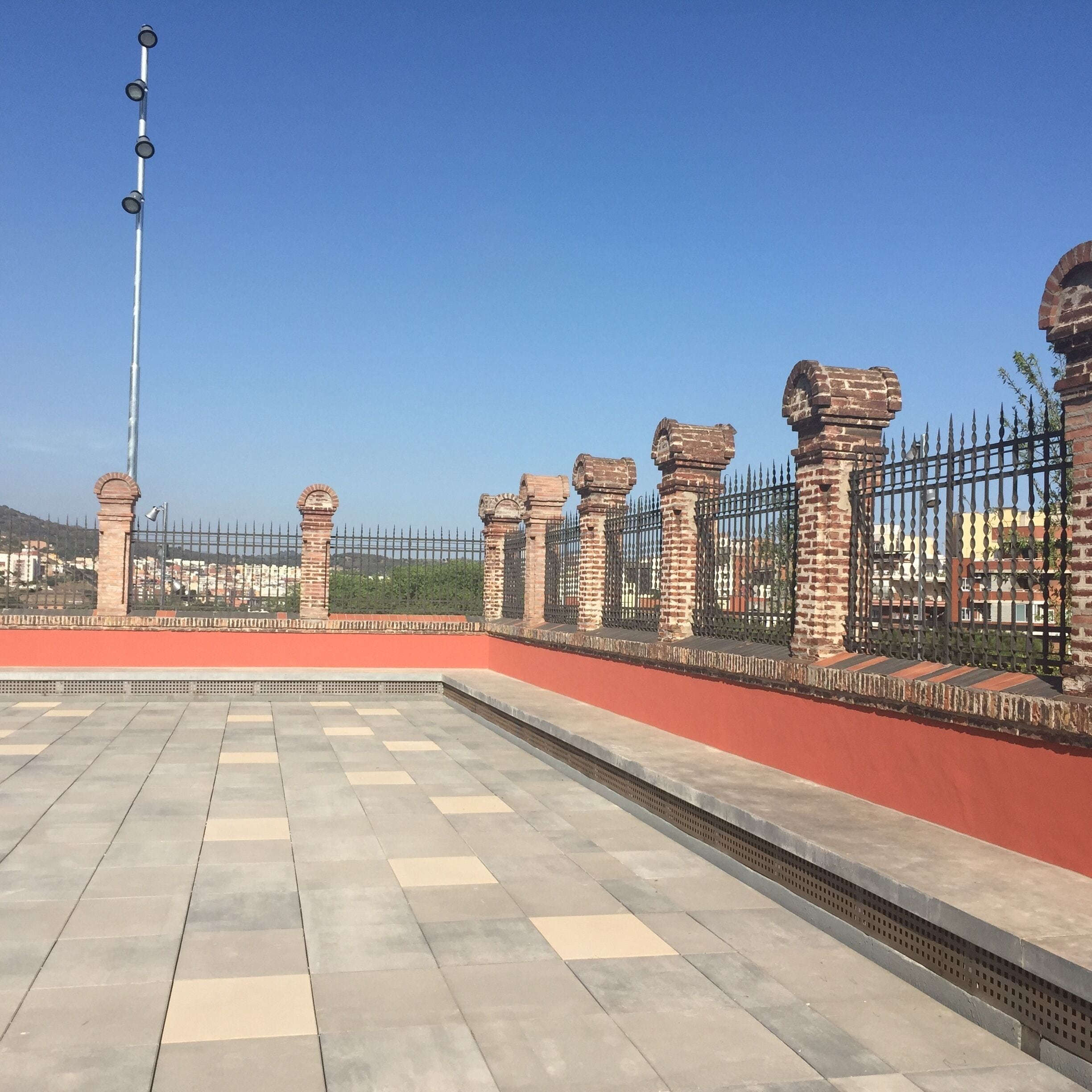 Tanca perimetral del dipòsit de Casa de l'Aigua a Barcelona, antiga estació depuradora i dipòsit d'aigua. Obra de Pere Falqués de 1915.