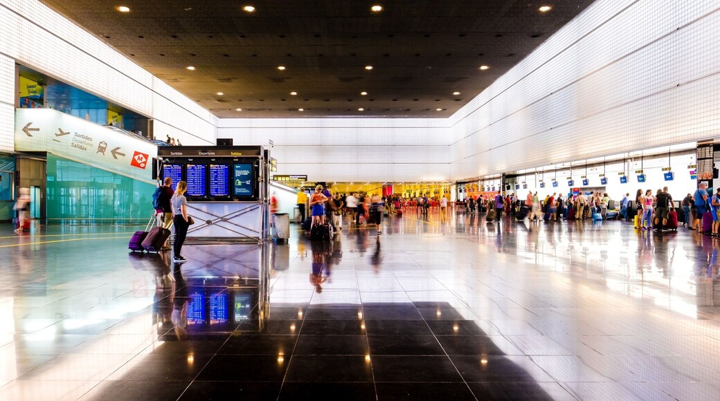 Interesting minimalist design of this section of the Barcelona airport. Follow the signs towards the metro in order to get there ... #architecture