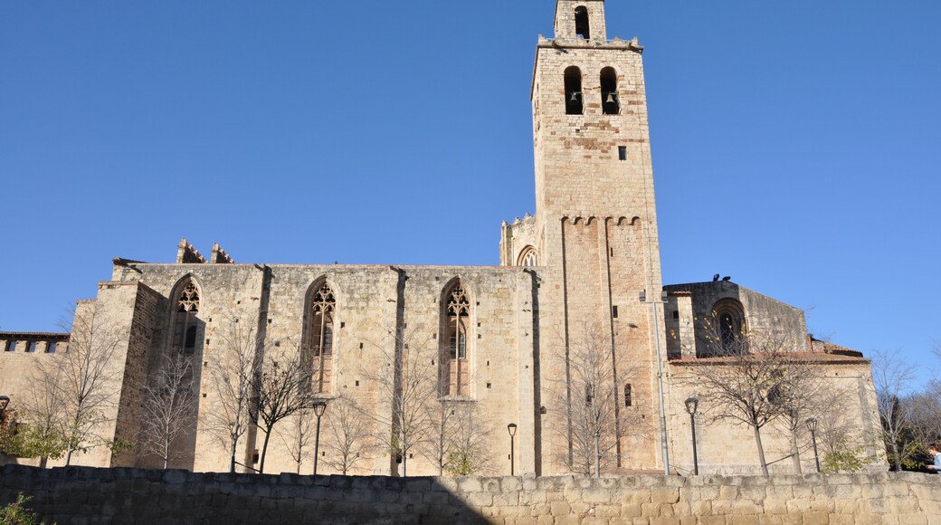 Sant Cugat del Vallès. Former monastery. Side view of the church and its bell tower. en.wikipedia.org/wiki/Monastery_of_Sant_Cugat