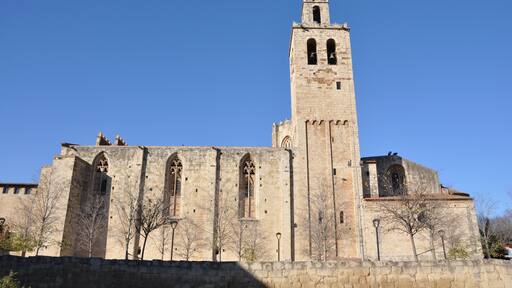 Sant Cugat del Vallès. Former monastery. Side view of the church and its bell tower. en.wikipedia.org/wiki/Monastery_of_Sant_Cugat