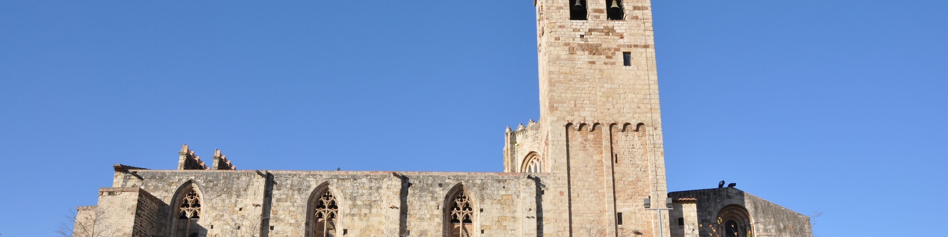Sant Cugat del Vallès. Former monastery. Side view of the church and its bell tower. en.wikipedia.org/wiki/Monastery_of_Sant_Cugat