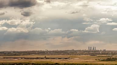 Un paisaje urbano con un aeropuerto grande y un cielo nublado.