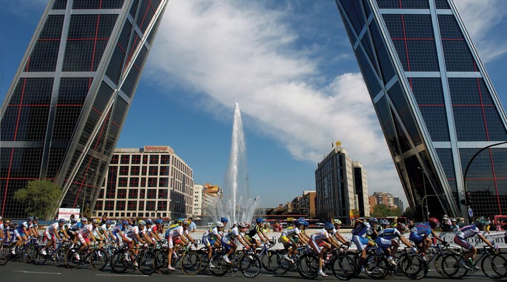 Kio Towers es.wikipedia.org/wiki/Torres_KIO This photograph can be used for publications, including this copyright statement: “©PromoMadrid, author Max Alexander”. Esta fotografía puede usarse en publicaciones, incluyendo la declaración “©PromoMadrid, autor Max Alexander”.