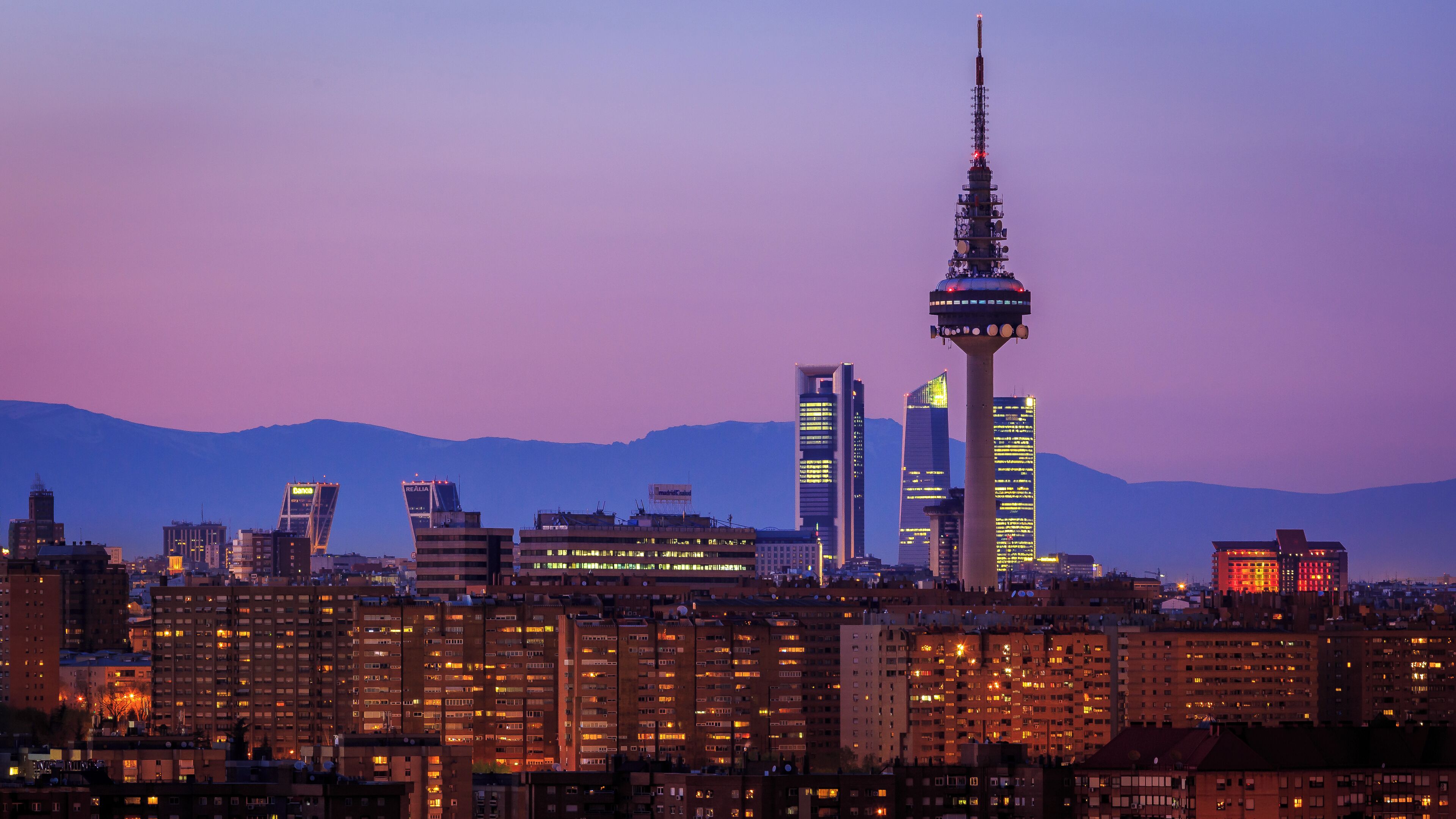 Torrespaña y el skyline de Madrid vistos desde el cerro del tío Pío.