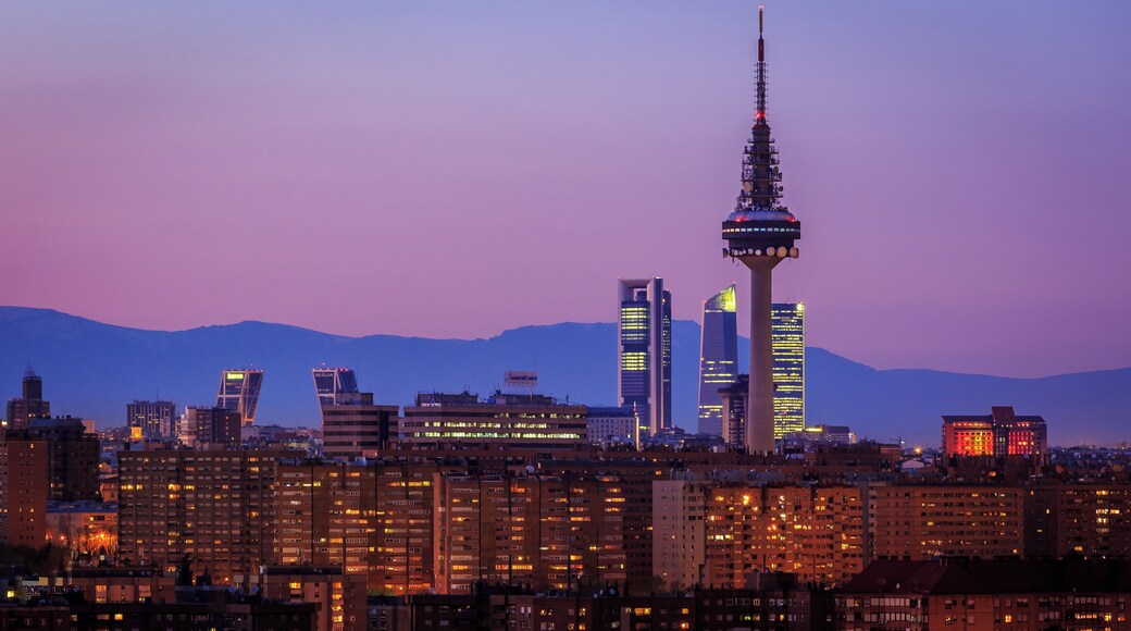 Torrespaña y el skyline de Madrid vistos desde el cerro del tĂo PĂo.