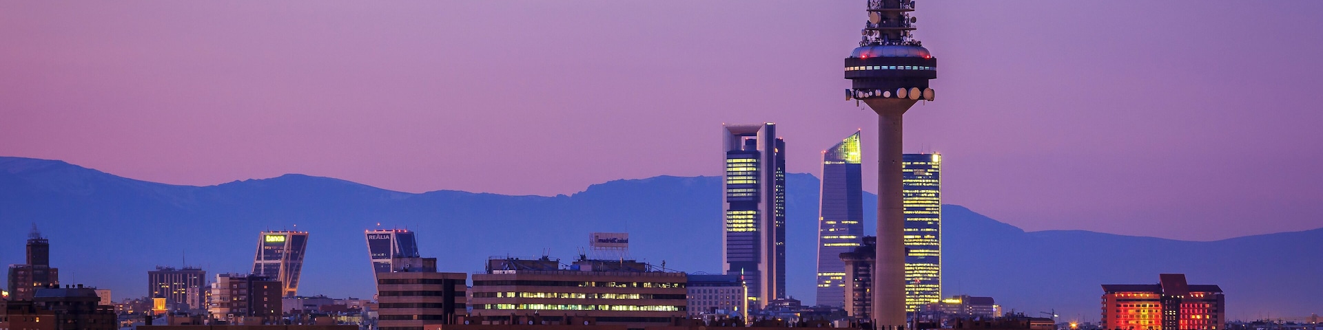 Torrespaña y el skyline de Madrid vistos desde el cerro del tío Pío.