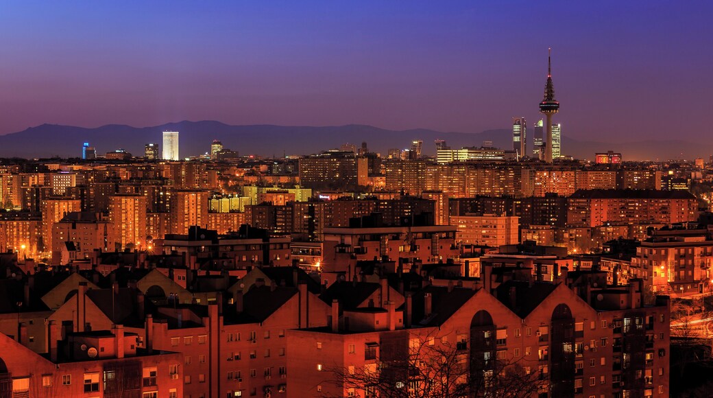 Torrespaña y el skyline de Madrid vistos desde el cerro del tĂo PĂo.