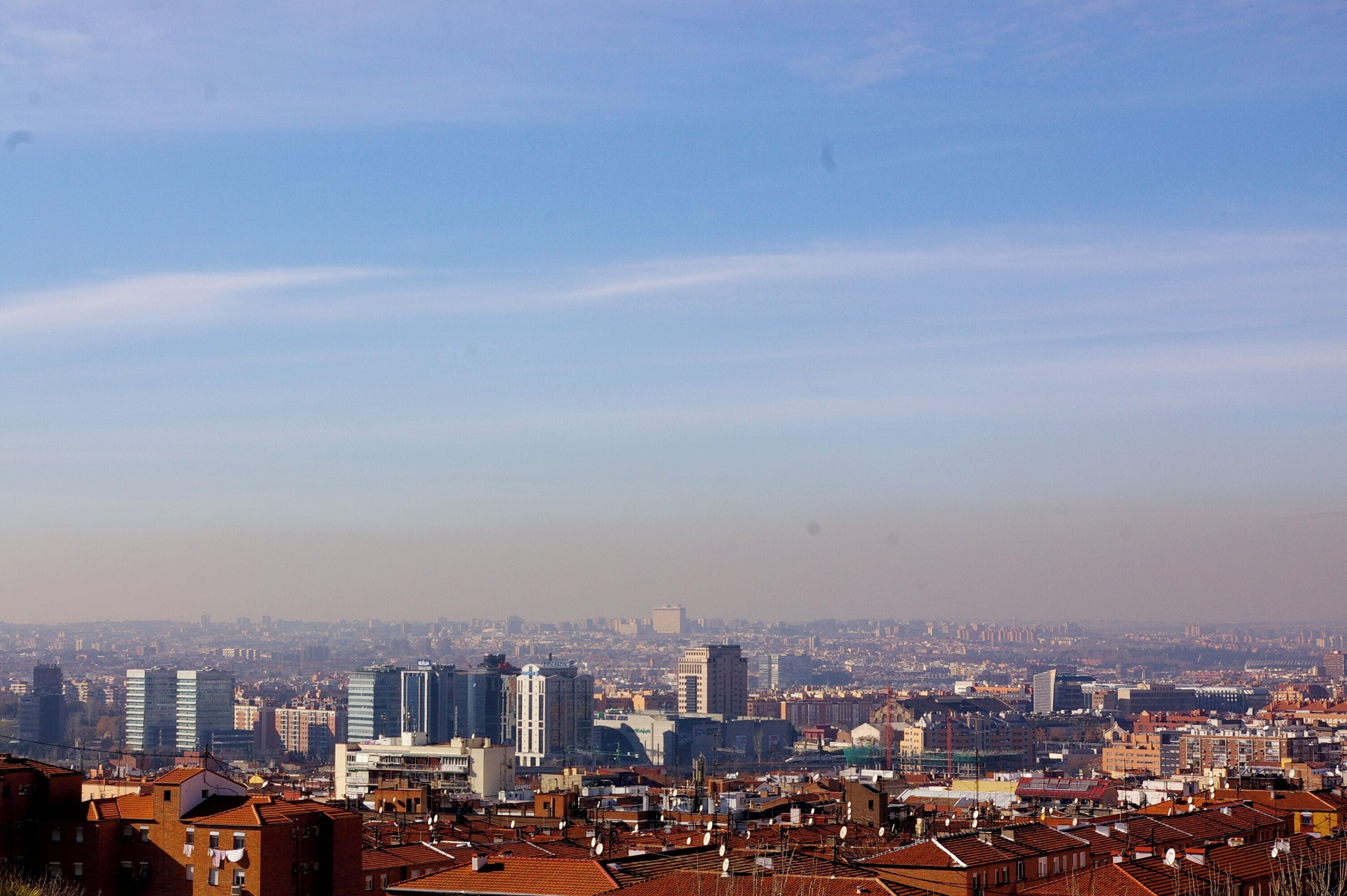 Vista de la ciudad (y su boina de contaminación) desde el parque de las tetas (Cerro del Tío Pío) en Vallecas.