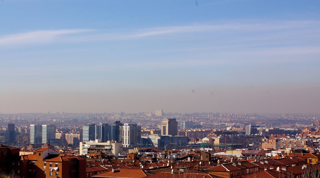 Vista de la ciudad (y su boina de contaminación) desde el parque de las tetas (Cerro del Tío Pío) en Vallecas.
