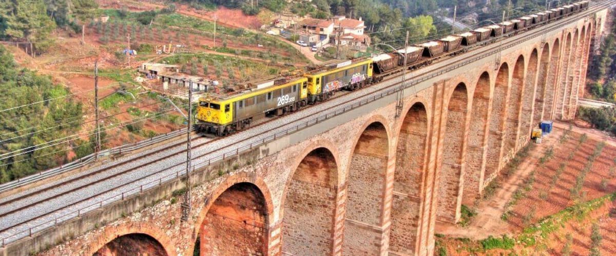 El saler Manresa -> Flix amb parella de japoneses i mes curtet de lo normal, en aquesta ocasió sobre el imponent pont de la riera de Boixadell, just abans de la clausurada estació d'Olesa de Montserrat. El salero Manresa -> Flix con pareja de japonesas i mas cortito de lo normal, en esta foto sobre el puente de la riera de Boixadell, justo antes de la clausurada estación de Olesa de Montserrat