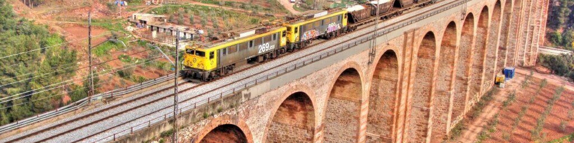 El saler Manresa -> Flix amb parella de japoneses i mes curtet de lo normal, en aquesta ocasió sobre el imponent pont de la riera de Boixadell, just abans de la clausurada estació d'Olesa de Montserrat. El salero Manresa -> Flix con pareja de japonesas i mas cortito de lo normal, en esta foto sobre el puente de la riera de Boixadell, justo antes de la clausurada estación de Olesa de Montserrat