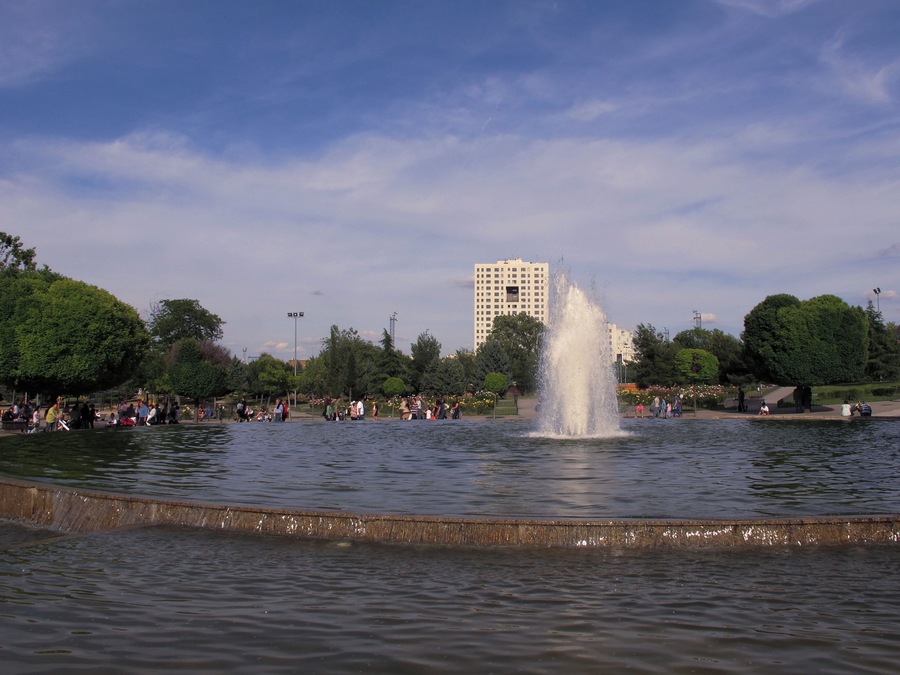 El origen de Coslada es difícil de determinar y está sometido a muchas interpretaciones. Su condición de enclave urbano data del siglo sexto Es un municipio situado en la zona este de la Comunidad de Madrid, España. Ubicado en el Corredor del Henares, con una extensión de 11,7 km² y unos 90.000 habitantes. La población hasta 1920, año en el que se cifraba en 312 habitantes. A partir de ese momento hasta 1950, fecha en la que se alcanzan 899 habitantes, si bien el pueblo permanecía prácticamente igual que en 1875. El verdadero crecimiento comienza a partir de 1950 Esta foto participó en el juego En un lugar de Flickr Se trata de adivinar el lugar de la fotografia..... Por favor NO CONTESTES únete primero a nuestro grupos antes de dar pistas! Pista primera Ciudad que sus principios se remontan al siglo VI Adivinado por Marcos Asturconmar .