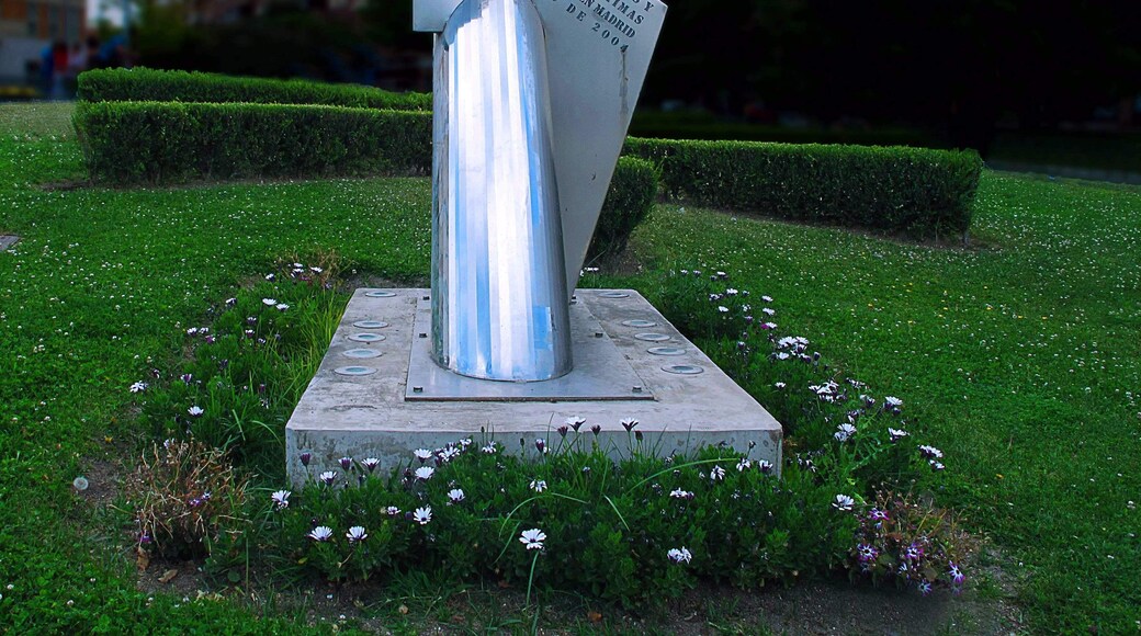 El 11-M (once de marzo 2004) era el día señalado para hacer cambiar la Historia de España. La guerra de Irak era la coartada. Erigido en memoria de las fallecidos en los trenes de la muerte, "La espiral de la templanza", es una obra escultórica de 200 kilogramos de peso obra de Enrique Salamanca, realizada en acero inoxidable, instalada a la entrada del parque del Recinto Ferial. La espiral surge de la tierra atravesando un pentágono hacia un espacio infinito. El espejo del acero inoxidable en el pentágono contiene la frase en letras perforadas “en recuerdo a las víctimas de los ciudadanos de Coslada por los atentados sufridos en Madrid el 11 de marzo del año 2004”. Se trata de adivinar el lugar de la fotografia...