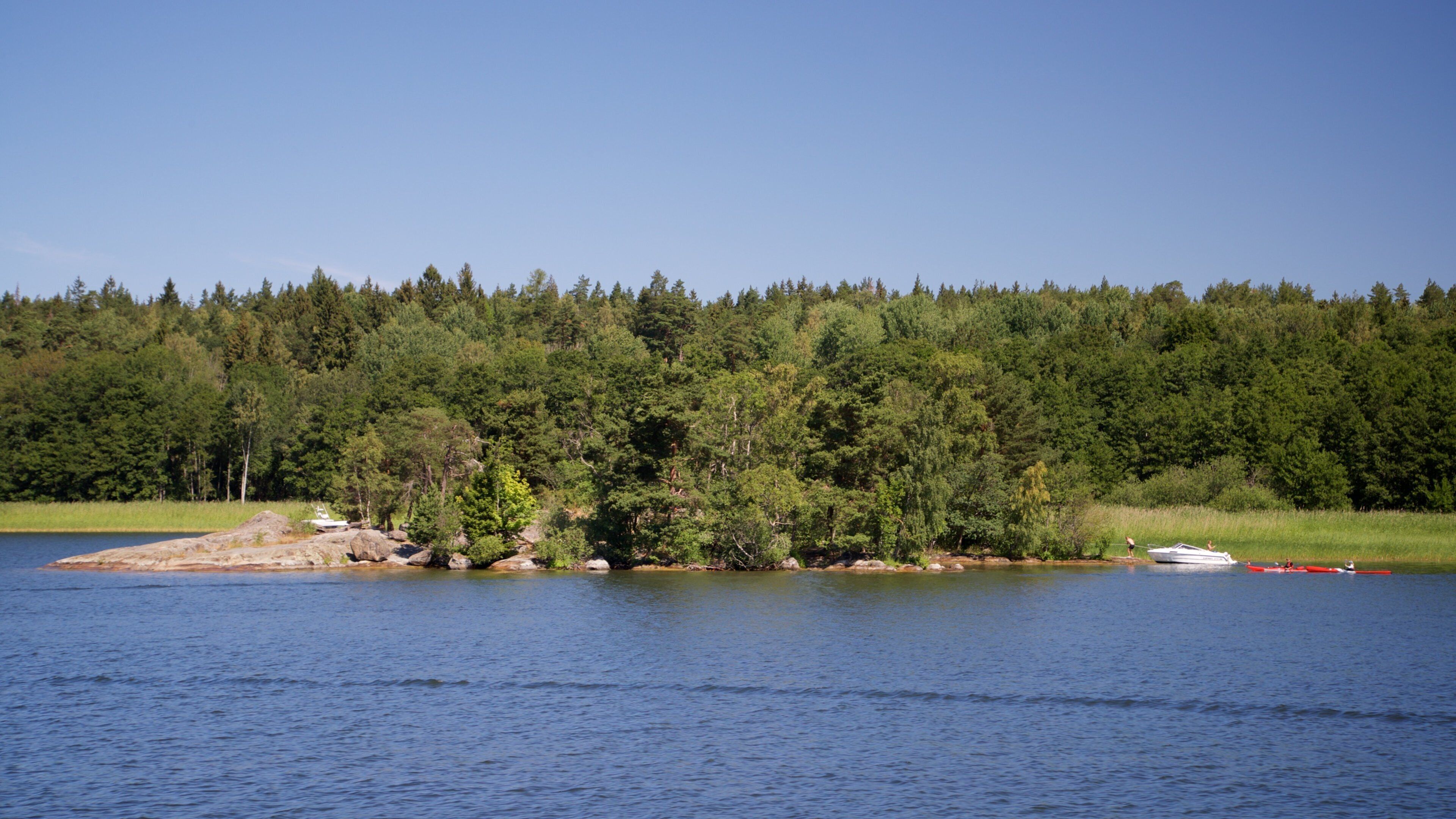 Drottningholm showing a lake or waterhole