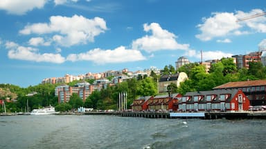 Paisagem urbana à beira-mar, com um navio de cruzeiro, edifícios e uma grua.