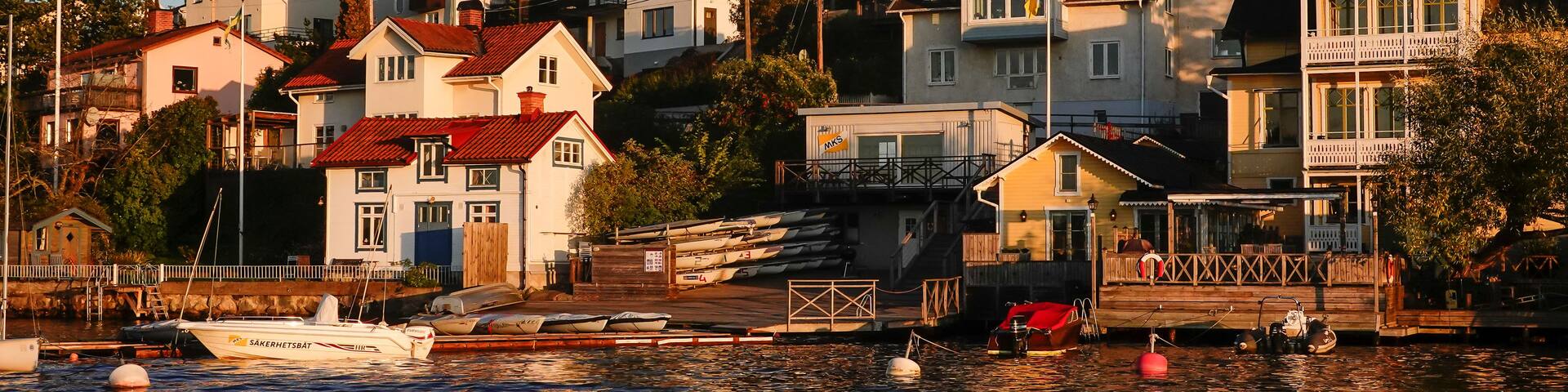 A waterfront with houses, boats, and a dock.