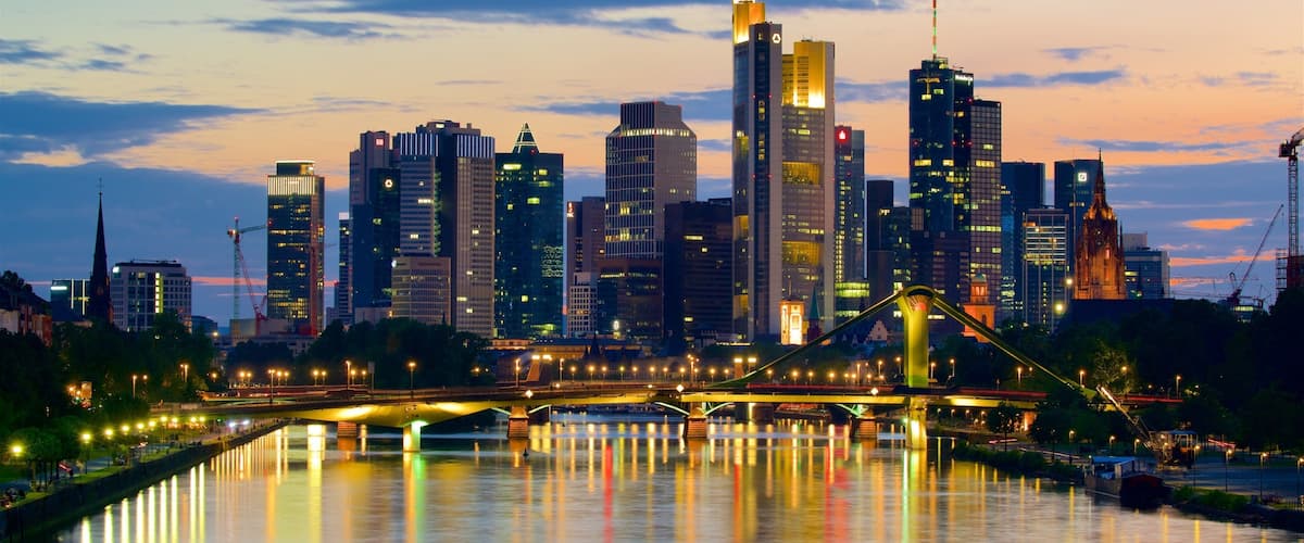 Francfort-sur-le-Main montrant pont, ville et gratte-ciel