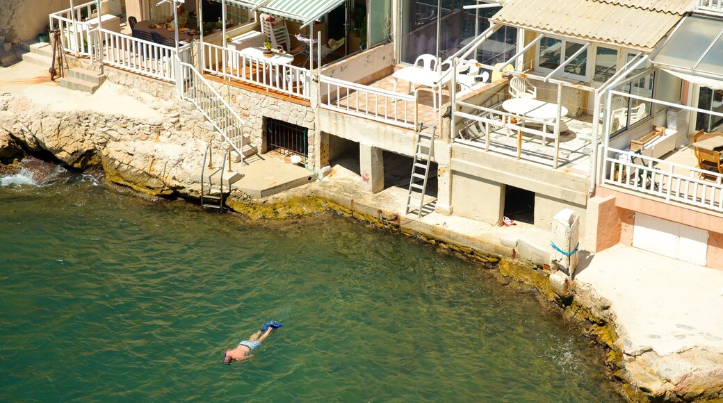 Marselha que inclui snorkel, uma cidade litorânea e litoral acidentado