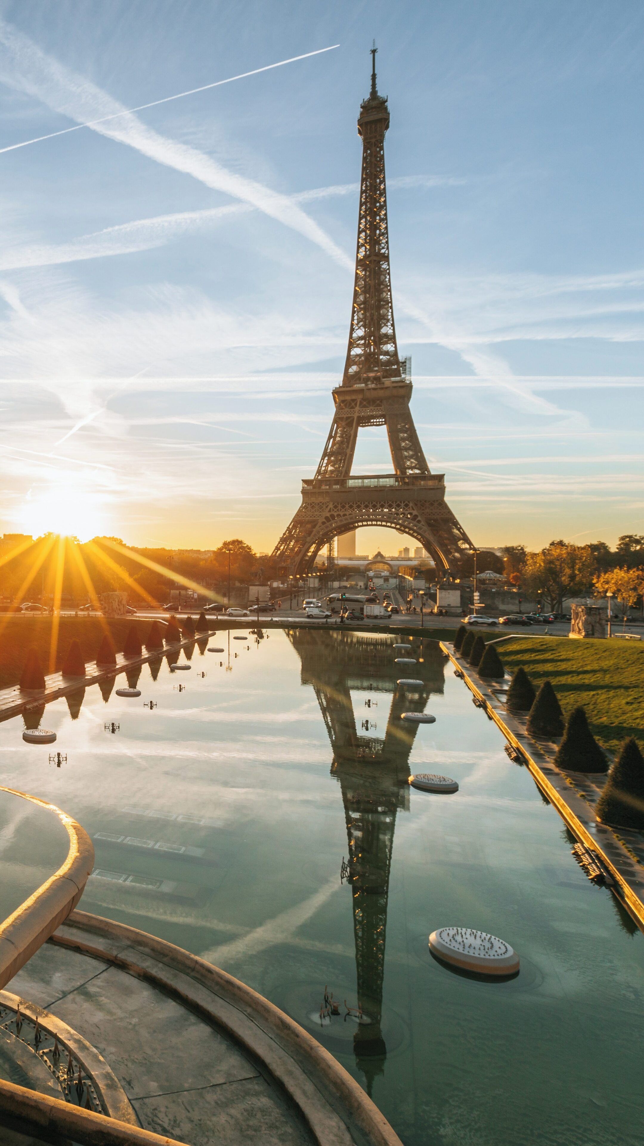 Sunrise at Place du Trocadero with the Eiffel Tower shining over the reflecting waters in Paris, Île-de-France