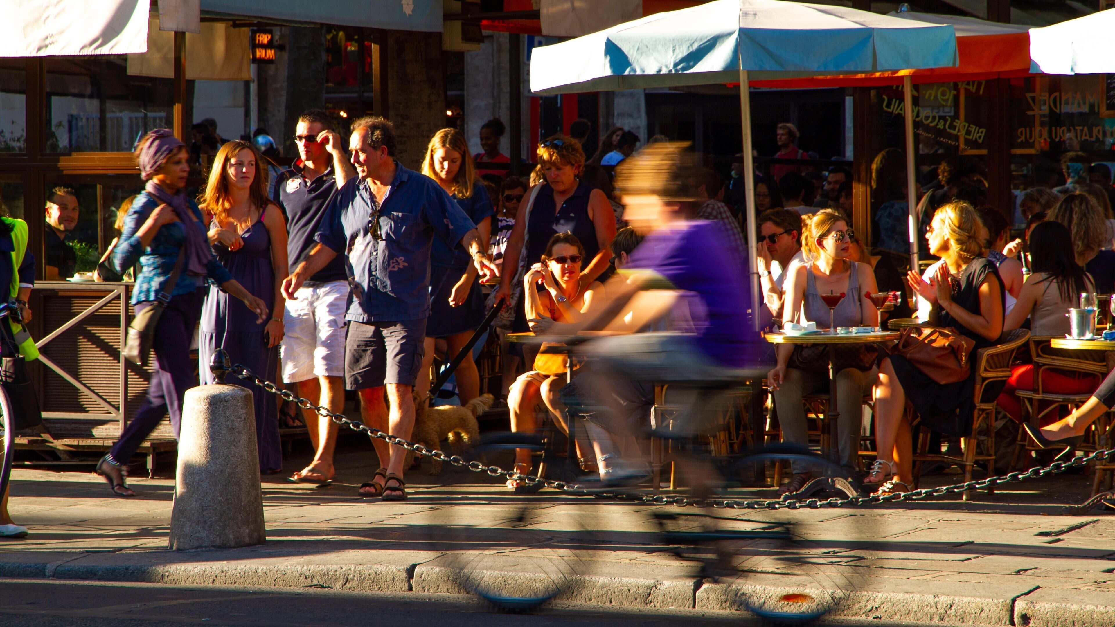 Paris showing outdoor eating as well as a small group of people