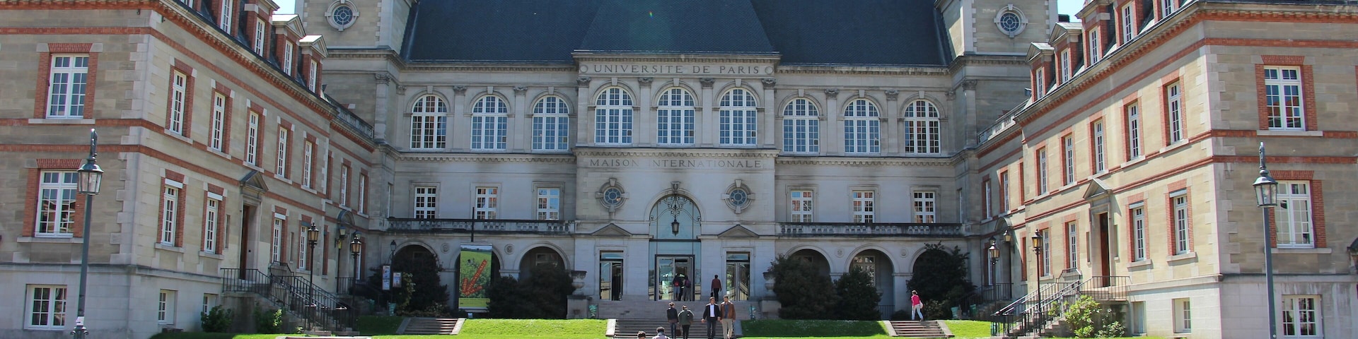 (Parc de Montsouris) Boulevard Jourdan The International House was funded through a donation from the American philanthropist John D. Rockefeller Jr. Having devoted part of his fortune to restore the castles of Fontainebleau and Versailles, he was interested in the Cité Internationale. The idea was to build a common space to all the houses to encourage meetings and mixing. Arch. John Frederick Larson 1933-36.