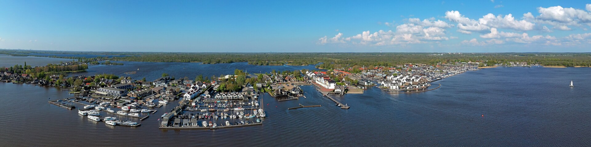 Una marina con barcos y casas a lo largo del agua.
