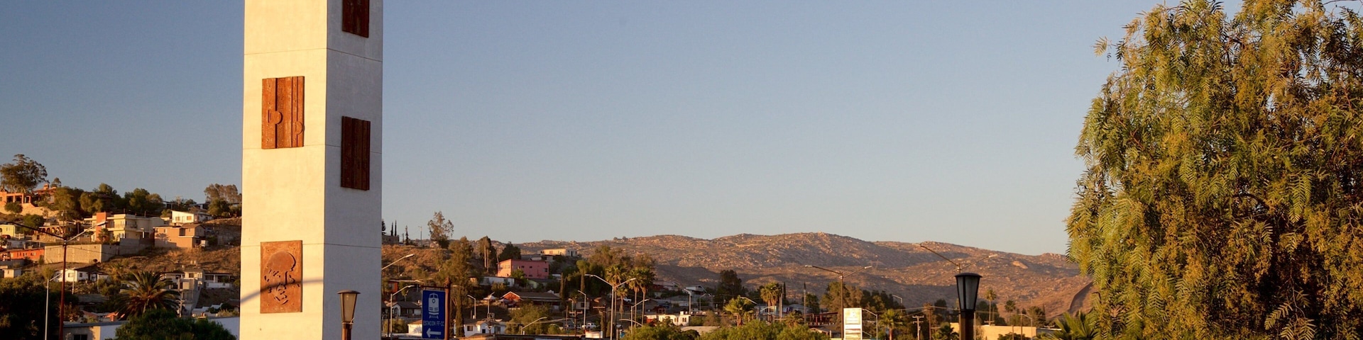 Tecate que incluye un monumento, una puesta de sol y un parque o plaza
